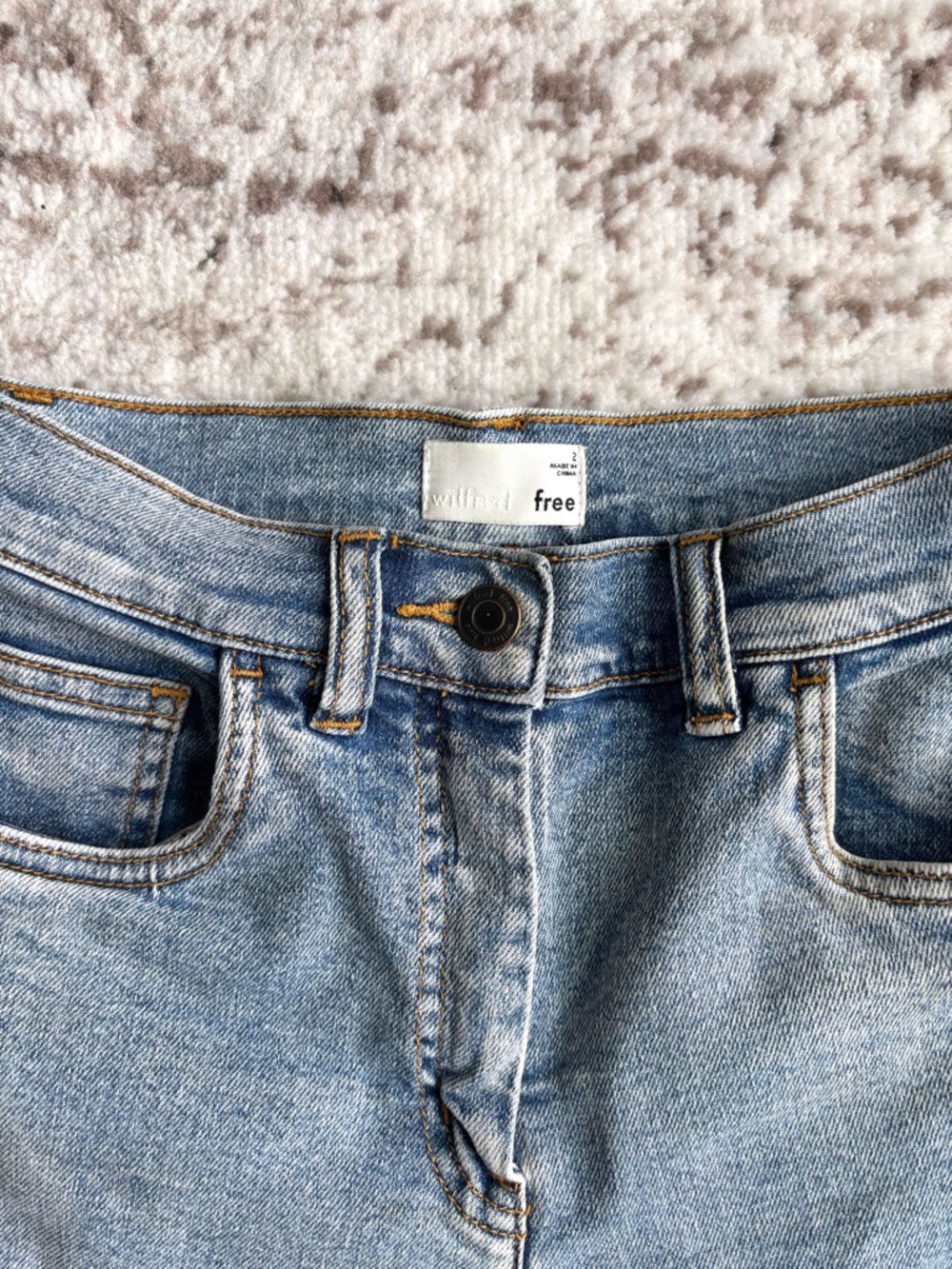 Aritzia Wilfred Free Light Wash Denim Roll-Cuff Women’s Shorts - Picture 3 of 7